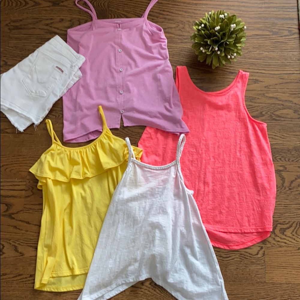 🌴Adorable tank top bundle.